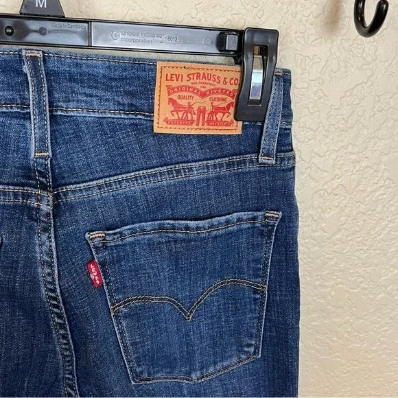 Levi's 721 High Rise Distressed Knee Skinny Jeans 30&quot; Inseam size 26x30