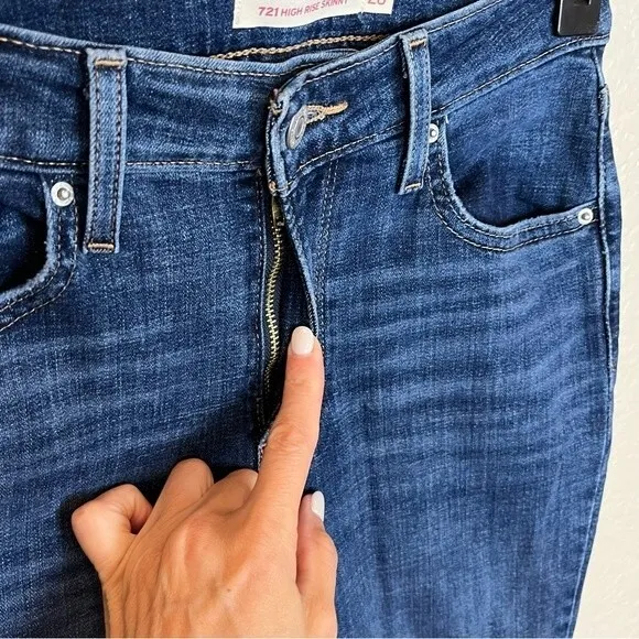 Levi's 721 High Rise Distressed Knee Skinny Jeans 30&quot; Inseam size 26x30