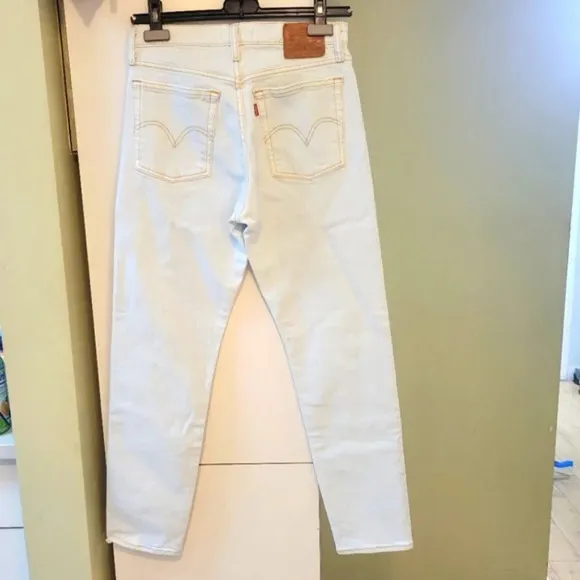 Levis wedgie high rise straight leg light wash off white jeans size 26