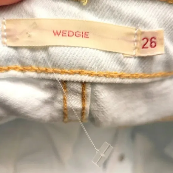 Levis wedgie high rise straight leg light wash off white jeans size 26