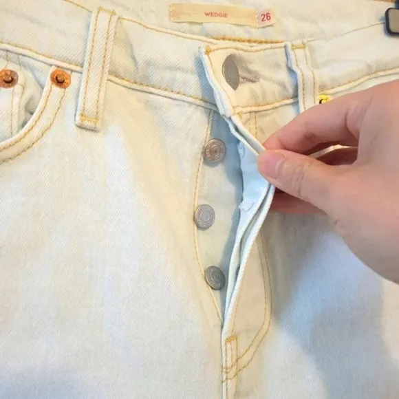 Levis wedgie high rise straight leg light wash off white jeans size 26