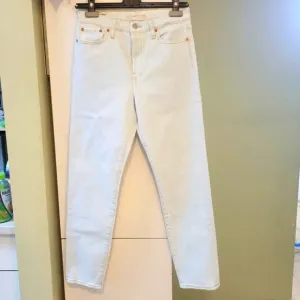 Levis wedgie high rise straight leg light wash off white jeans size 26
