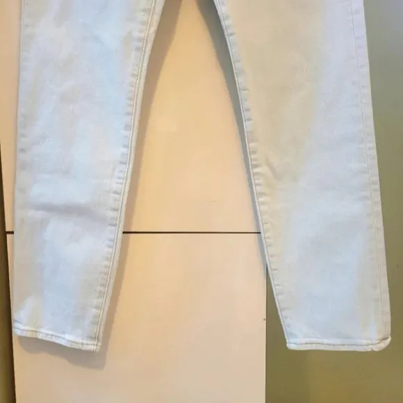 Levis wedgie high rise straight leg light wash off white jeans size 26