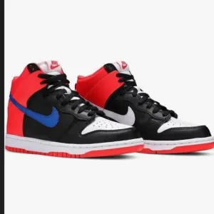Nike Dunk High GS Knicks Black, white, and neon orange. ✨