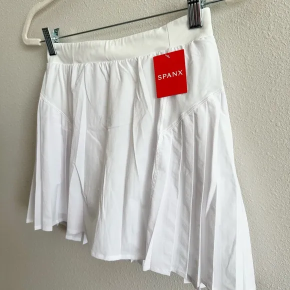 NWT Spanx Get Moving Pleated Skirt in White Size Large
