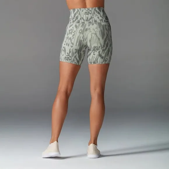 Tavi Active Stash &amp; Dash 6” Biker Short Green Size XL NWT